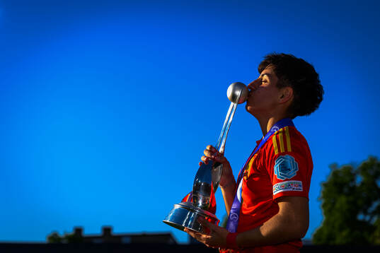 Emma Moreno of Spain celebrate
