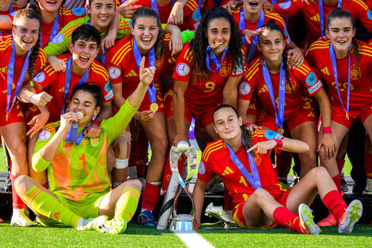 Goalkeeper Laia and Alba Cerrato celebrate with the trophy