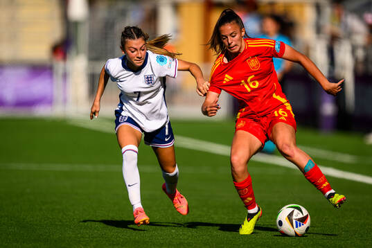 Erica Parkinson of England and Clara Serrajordi of Spain