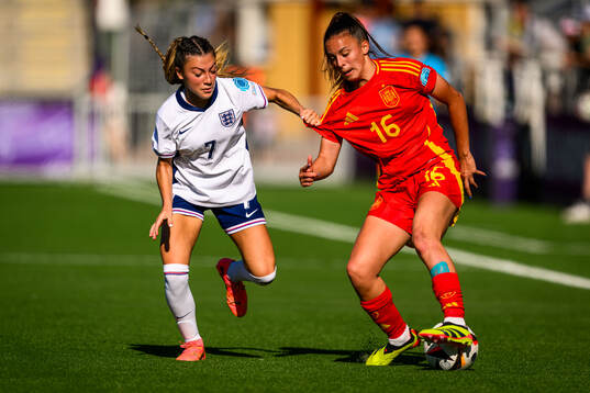 Erica Parkinson of England and Clara Serrajordi of Spain