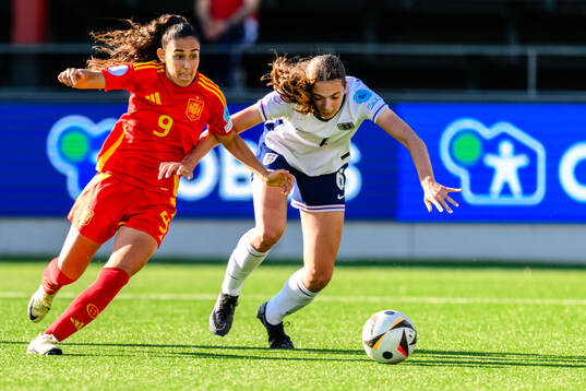 Celia Segura of Spain and Cecily Wellesley-Smith of England