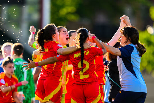 Goalkeeper Ziara Vega and teammates of Spain celebrate