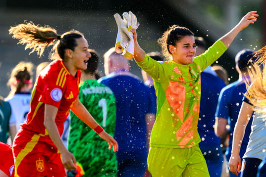 Goalkeeper Laia of Spain celebrates