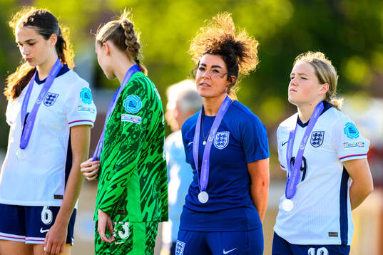 Head coach Natalie Henderson and Isabel Hebard of England