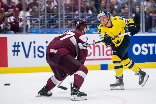 Fabian Zetterlund of Sweden scores 2-3