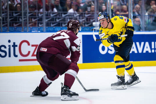 Fabian Zetterlund of Sweden scores the 2-3 goal