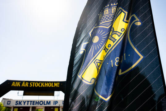 AIKs klubbmärke utanför Skytteholms IP