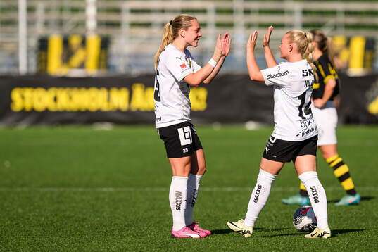 Häckens Alice Bergström och Matilda Nildén jublar