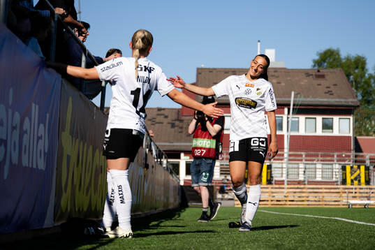 Häckens Matilda Nildén och Rusul Rosa Kafaji jublar