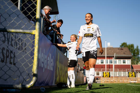 Häckens Matilda Nildén och Rusul Rosa Kafaji jublar