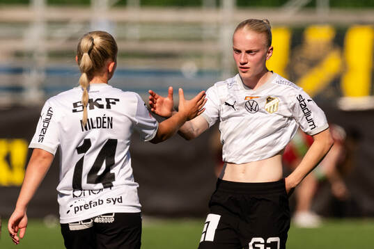 Häckens Matilda Nildén och Anna Sandberg jublar
