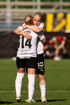Häckens Matilda Nildén och Anna Sandberg jublar