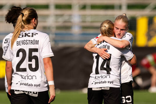 Häckens Matilda Nildén och Anna Sandberg jublar