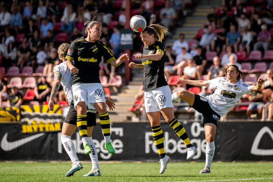 AIKs Michelle Rojas Flores och Jennie Nordin