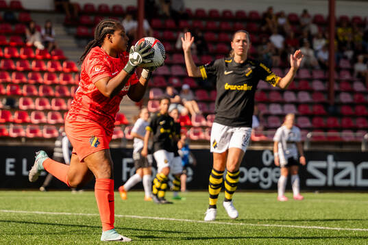 AIKs målvakt Vendela Persbeck med en räddning