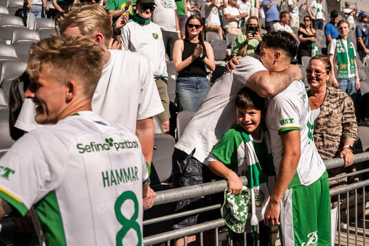 Hammarbys Deniz Gul jublar med publiken