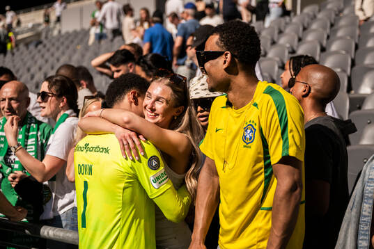 Hammarbys målvakt Oliver Dovin jublar med sin flickvän
