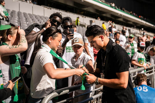 Hammarbys Jusef Erabi skriver autografer