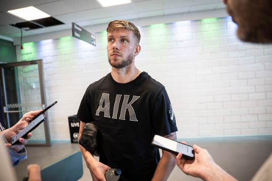 AIKs Anton Salétros i mixade zonen