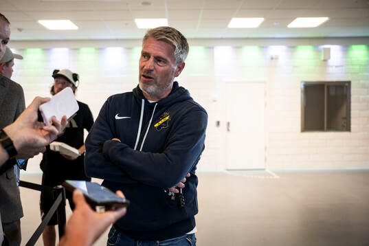 AIKs sportchef Thomas Berntsen i mixade zonen
