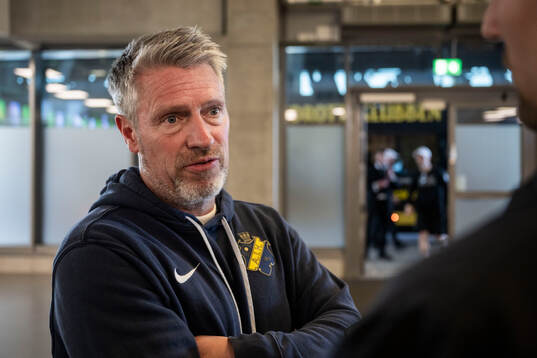 AIKs sportchef Thomas Berntsen i mixade zonen