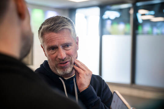 AIKs sportchef Thomas Berntsen i mixade zonen