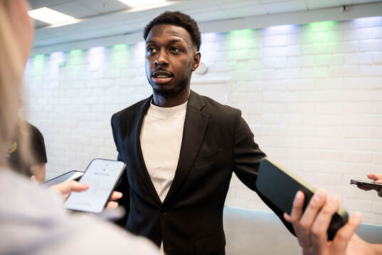 Hammarbys Shaquille Pinas i mixade zonen