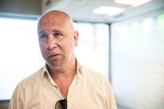 Hammarbys sportchef Mikael Hjelmberg i mixade zonen