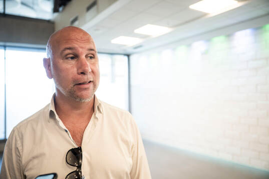 Hammarbys sportchef Mikael Hjelmberg i mixade zonen