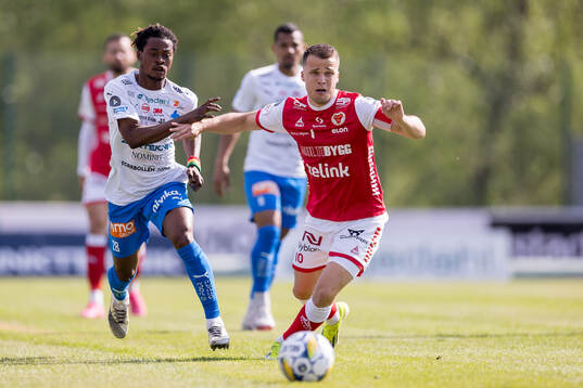 Värnamos Frank Junior Adjei och Kalmars Simon Skrabb