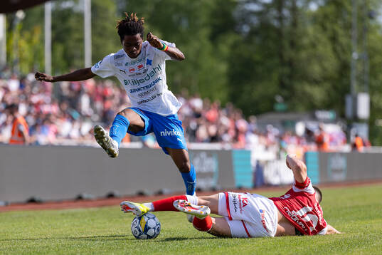 Värnamos Frank Junior Adjei och Kalmars Simon Skrabb