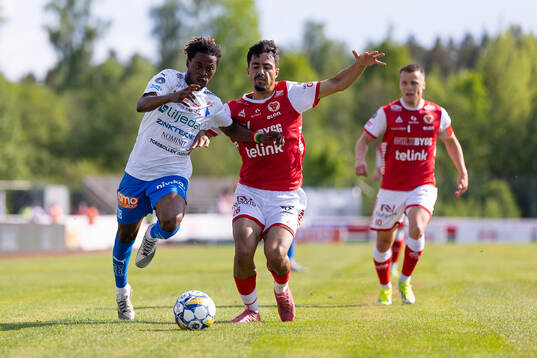 Värnamos Frank Junior Adjei och Kalmars Arash