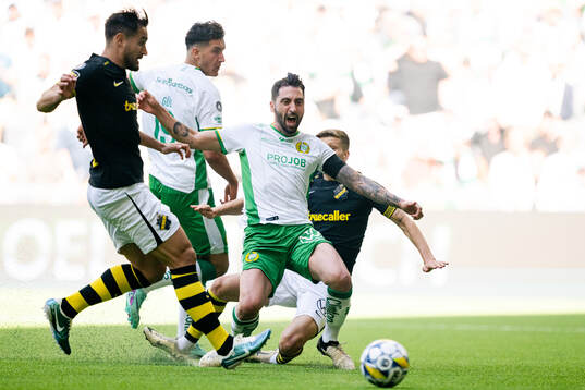 Hammarbys Nahir Besara i en kamp mot AIKs Sotirios