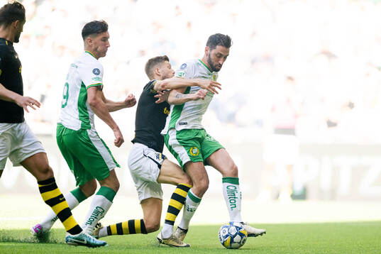 Hammarbys Nahir Besara i en kamp mot AIKs Anton Salétros