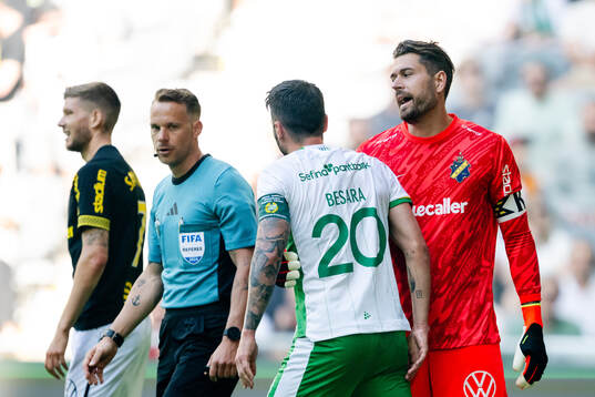 Hammarbys Nahir Besara och AIKs målvakt Kristoffer