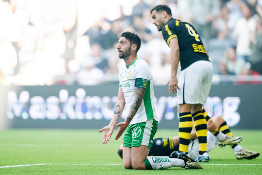 Hammarbys Nahir Besara reagerar