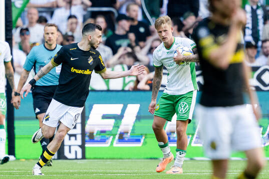 AIKs Ioannis Pittas jublar och Hammarbys Fredrik Hammar