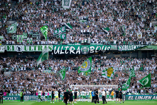 Hammarbys spelare och supportrar jublar