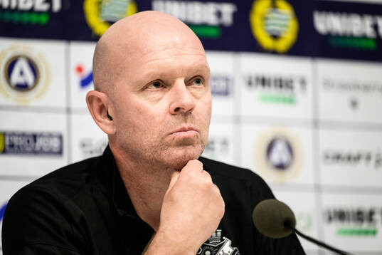 AIKs tränare Henning Berg på presskonferensen