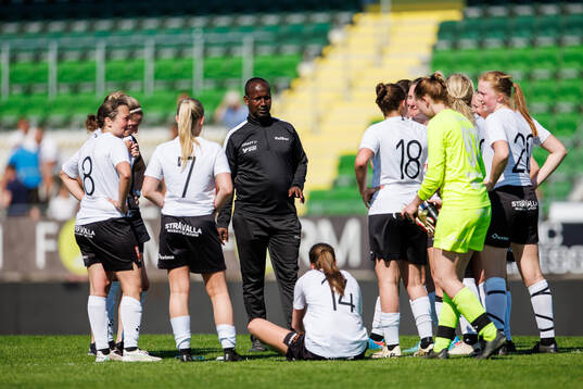 Valders tränare Mohamed Omar med spelare deppar