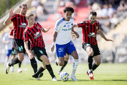 IFK Norrköpings Jesper Ceesay i en kamp mot