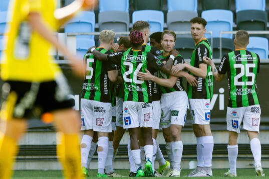GAIS Axel Henriksson jublar med lagkamrater