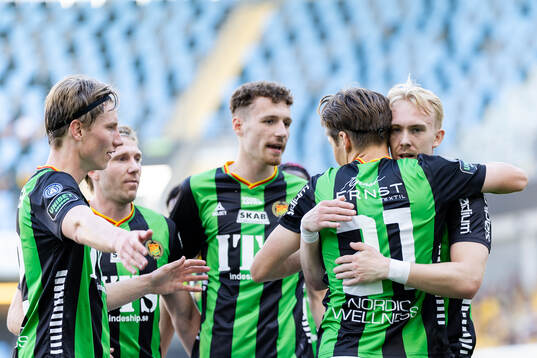 GAIS spelare jublar med Axel Henriksson
