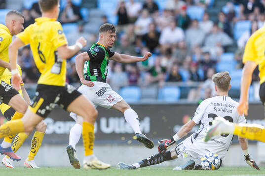 GAIS Alexander Ahl Holmström och Elfsborgs målvakt Marcus