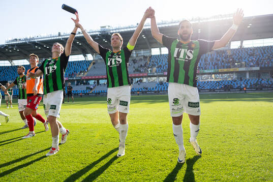 GAIS Robin Frej, August Wängberg och Mervan Celik jublar