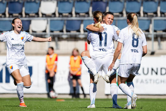 Djurgårdens Therese Åsland och Alexsandra Lobanova jublar