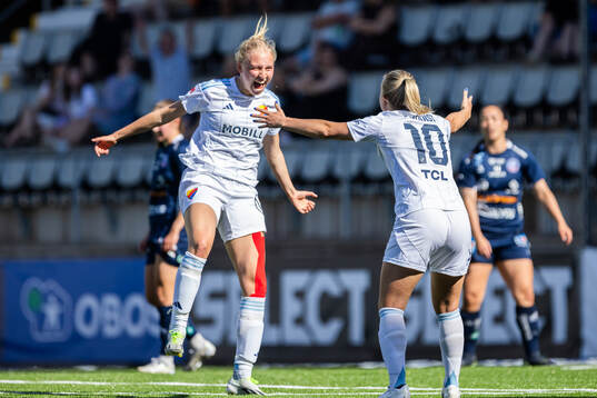 Djurgårdens Stinalisa Johansson och Tove Almqvist jublar