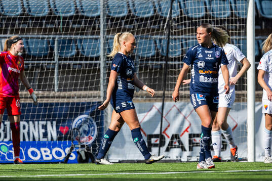 Linköpings Cathinka Tandberg och Johanna Svedberg deppar