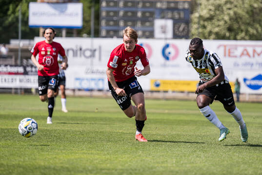 Örebros Oskar Käck och Landskronas Kofi Asare