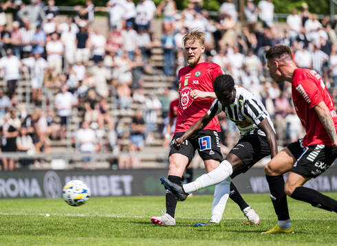 Örebros Karl Holmberg och Landskronas Max'Med Omar Mohamed